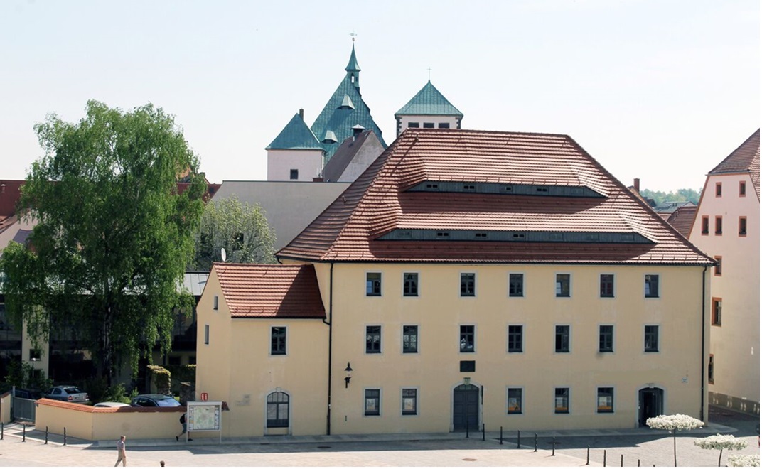 Das Silbermann-Haus am Schlossplatz. Im Hintergrund der Dom St. Marien.